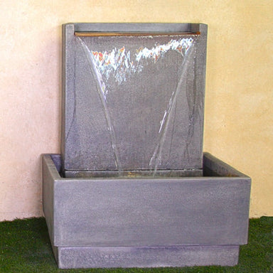 Lamina Wall Fountain, Short on grass in action