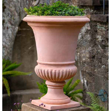 Alberobello Urn terra cotta s/1 on top of the concrete in the garden