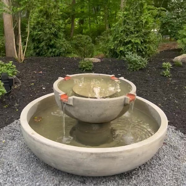 Del Rey Fountain on gravel in the backyard in action