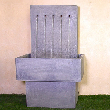 Quintus Wall Fountain, Tall on grass in action.