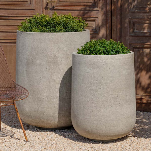 Tribeca Tall, Planter shown in  different sizes filled with plants.