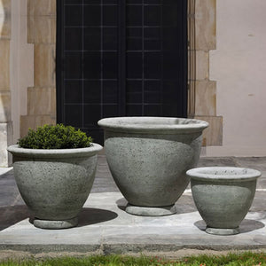 Berkeley Large Planter on concrete patio in different sizes