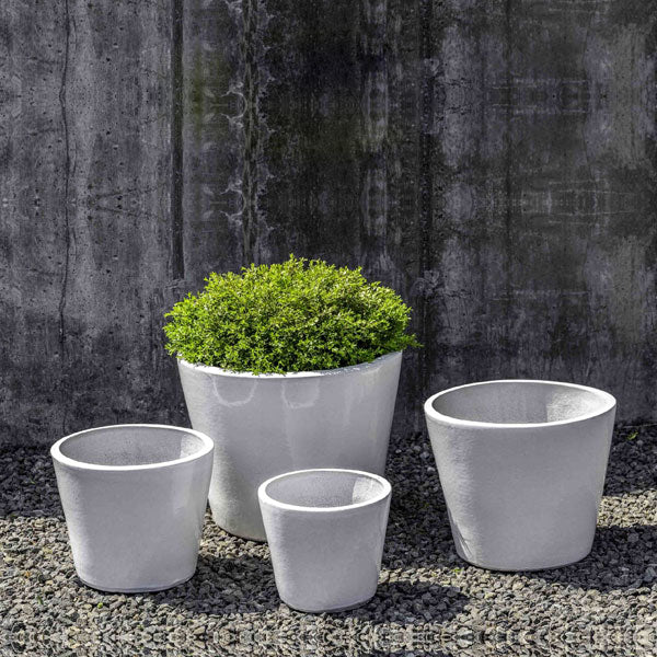 Portale Planter - White - S/4 on gravel filled with plants